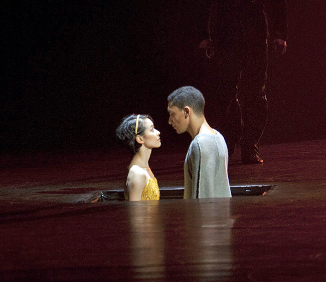 Julia: Mariko Kida och Romeo: Anthony Lomuljo. Foto Gert Weigelt