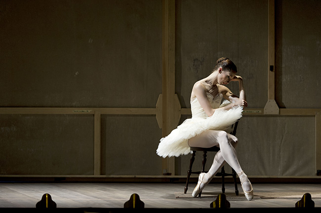 Ballerinan (Nadja Sellrup) i sins loge. Foto Hans Nilsson