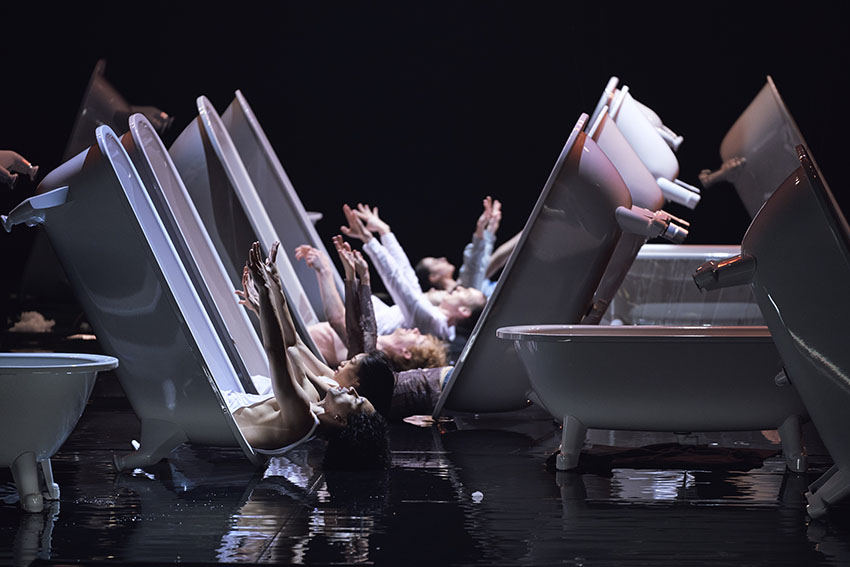 Bathtub Ballet, Kungliga Baletten 2024. Koreografi Emma Portner. Foto Kungliga Operan / Nils Emil Nylander