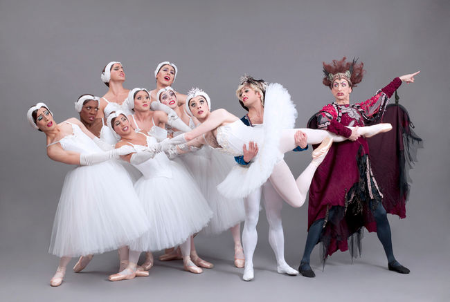 Les Ballet Trocladero de Monte Carlo i en scen ur Svansjön. Foto Sascha Vaughan