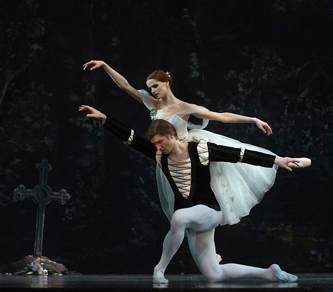 BalettPalett 2017 Giselle med Alena Shkatula och Denis Klimuk i Giselle akt 2. Foto  Harri Rospu