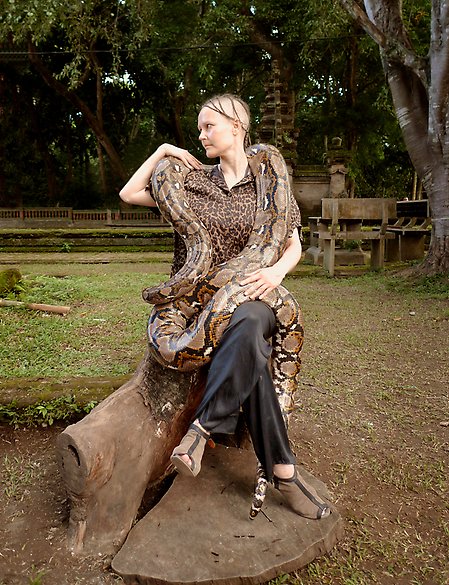 Virpi Pahkinen på Bali med en 50-kilos boa. Foto Magnus Pettersson