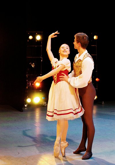 Sara Antikainen och Marcus Björkbom i Giselle. Foto Wilfred Jacobs