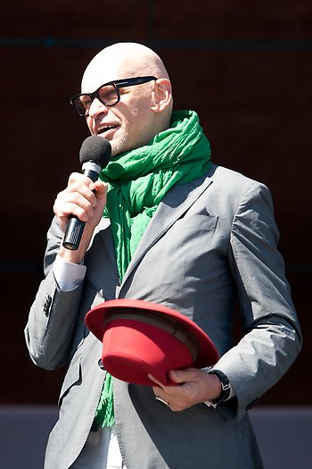 Jorma Uotinen presenterade invigningsprogrammet. Foto Petri Laitinen