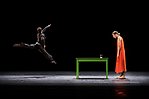 Mats Eks "överbord", en del av dansprogrammet Kylián/Ek/Naharin med Kungliga Baletten. På bilden: Dmitry Zagrebinoch Daria Ivanova. Foto: Carl Thorborg