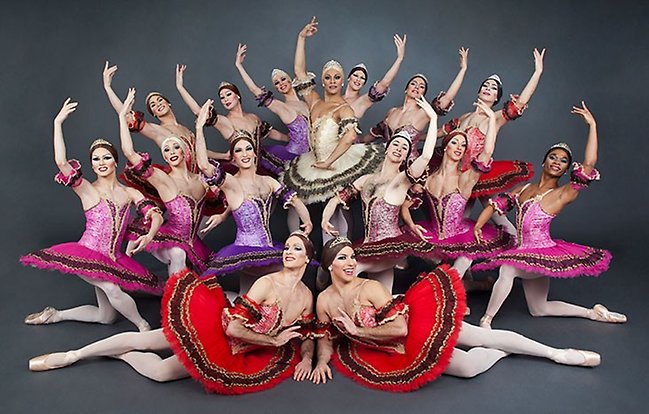 Les Ballet Trockadero de Monte Carlo. Ensemblrn i en scen ur Paquita. Foto Sascha Vaughan